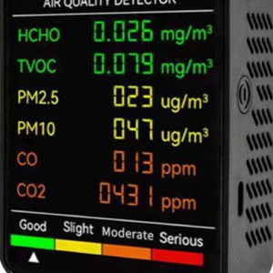 • Pantalla a color Ultra-HD de 2,8 pulgadas • Sistema de alerta de cuatro colores: muestra la calidad del aire en verde, amarillo, naranja y rojo, con una alerta audible cuando se excede los estándares. • Detectan de manera rápida y eficiente CO2, CO, formaldehído, HCHO, TVOC, PM0.3, PM2.5, PM10, temperatura y humedad en el aire. • Vinculación de escenas inteligente: vea de forma remota datos en tiempo real y curvas históricas en cualquier momento y en cualquier lugar, con solo un toque en su teléfono. • Material: ABS • Voltaje de carga: DC5V/1ª • Voltaje de funcionamiento: 3,7 V • Precisión de medición: 1PPM • Método de carga: USB tipo C • Capacidad de la batería: batería de litio de 2000 mAh • Duración de la batería 10 horas • Dimensiones: 90*70*35mm • Configurado en 2.4G